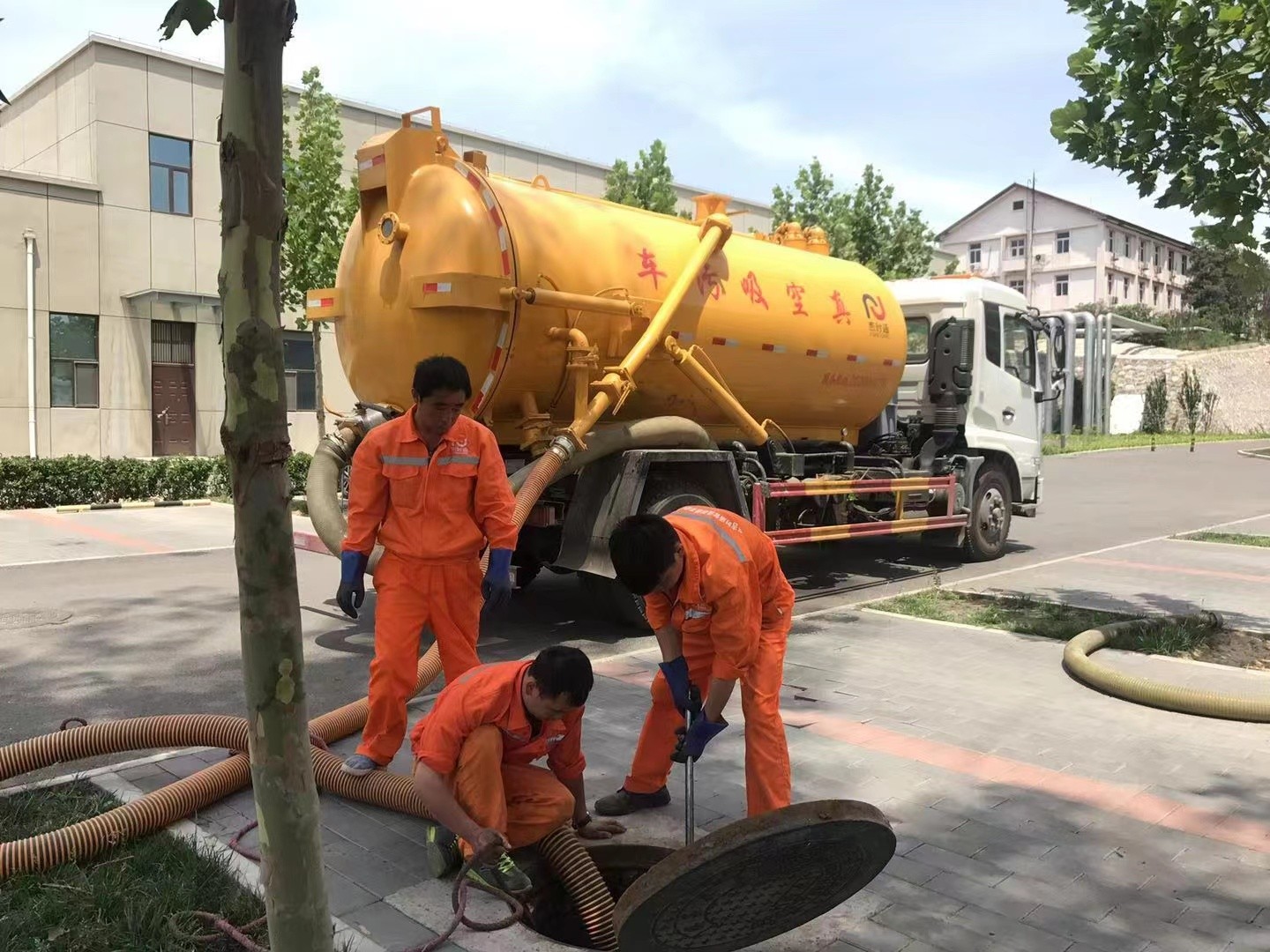 红毛镇化粪池清理与5-8吨吸粪车施工效率分析